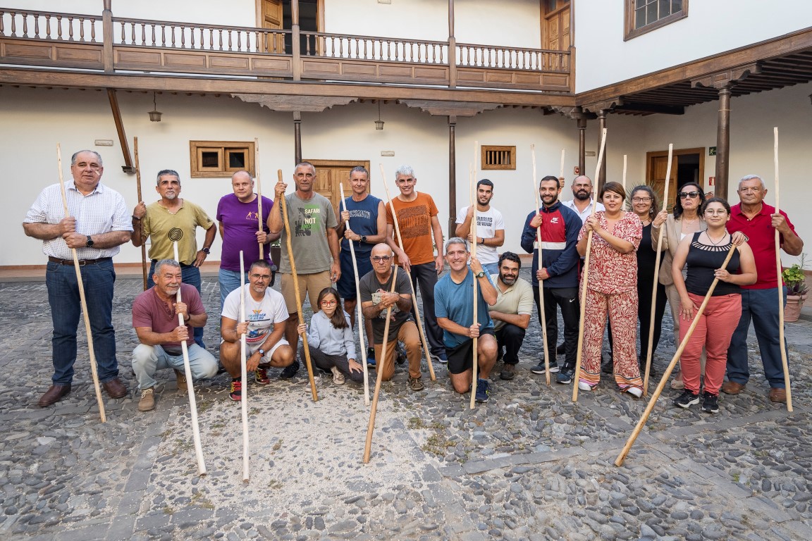 El Cabildo apoya a la Federación del Juego del Palo Canario para formar a profesorado de instituto en este deporte tradicional