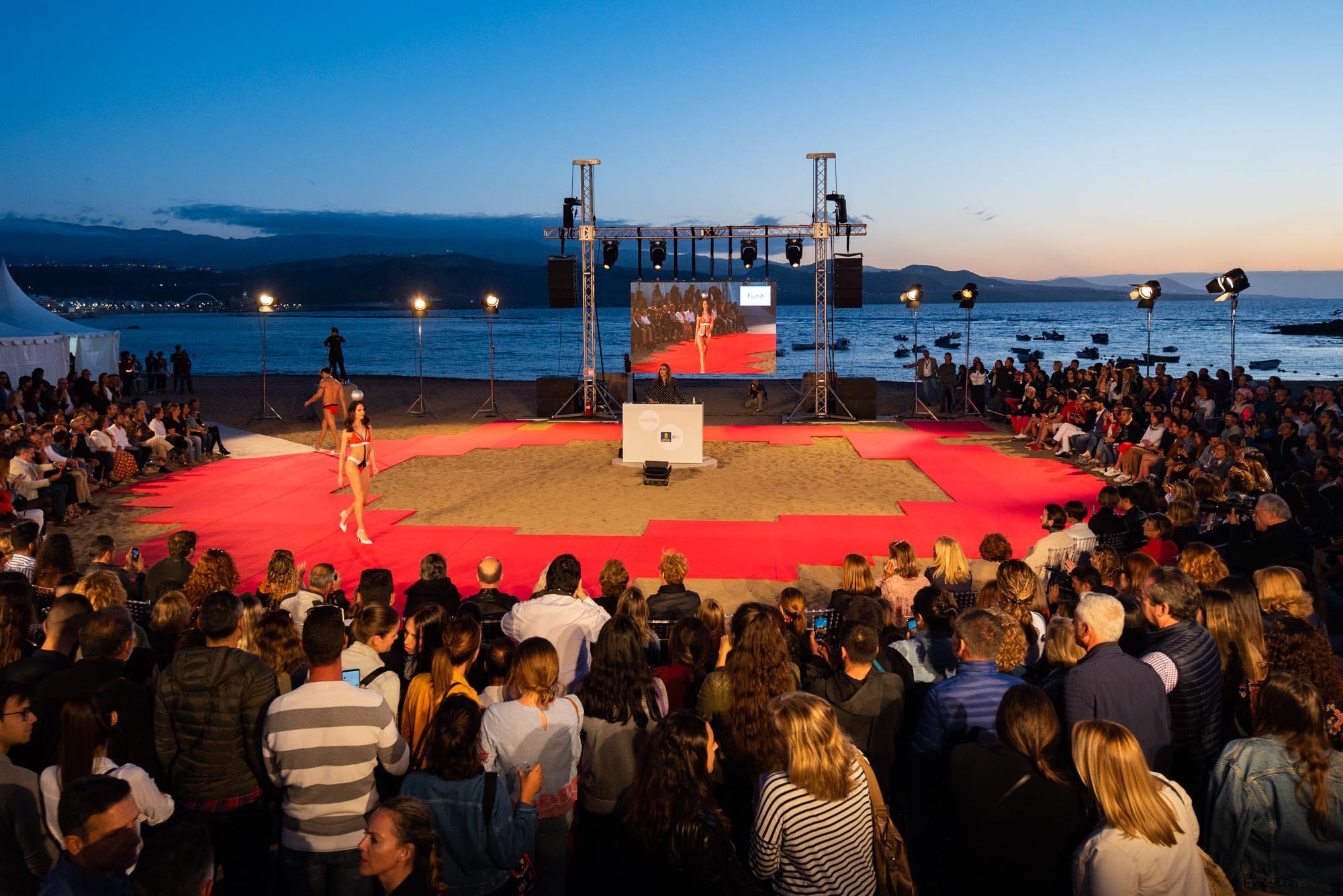 Gran Canaria Moda Cálida inunda de color y ritmo la Playa de Las Canteras con un desfile de ropa de baño