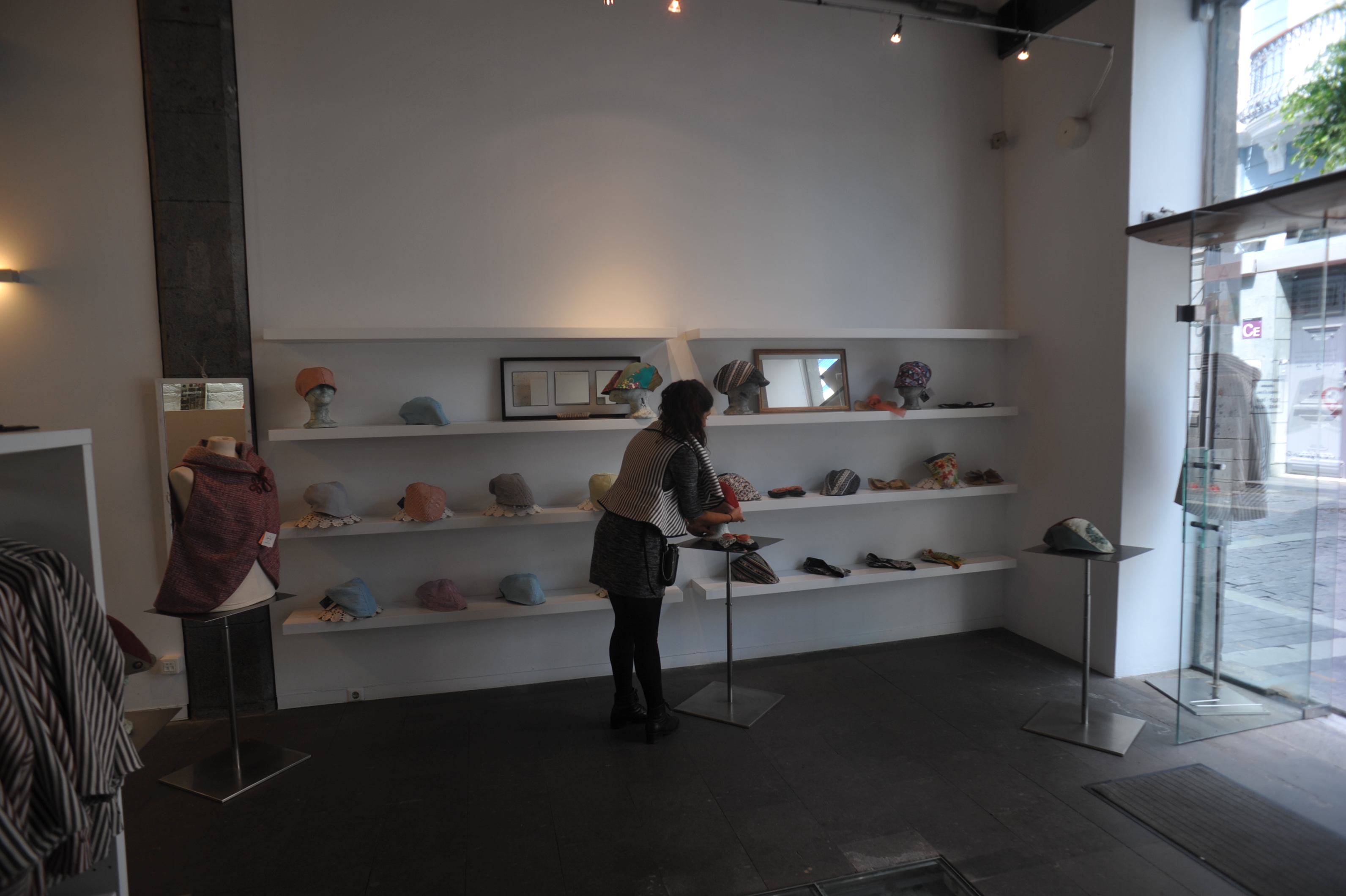 La artesana Arantxa Arenas abre el calendario de exposiciones de la Sala de la Fedac del Cabildo con gorras y originales chambergos transformables