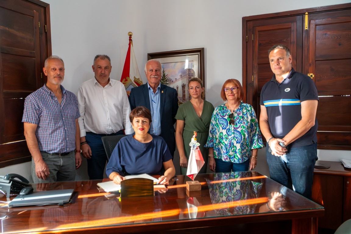 El Cabildo inaugura una bolsa de 39 plazas de aparcamiento anexa al casco de Firgas