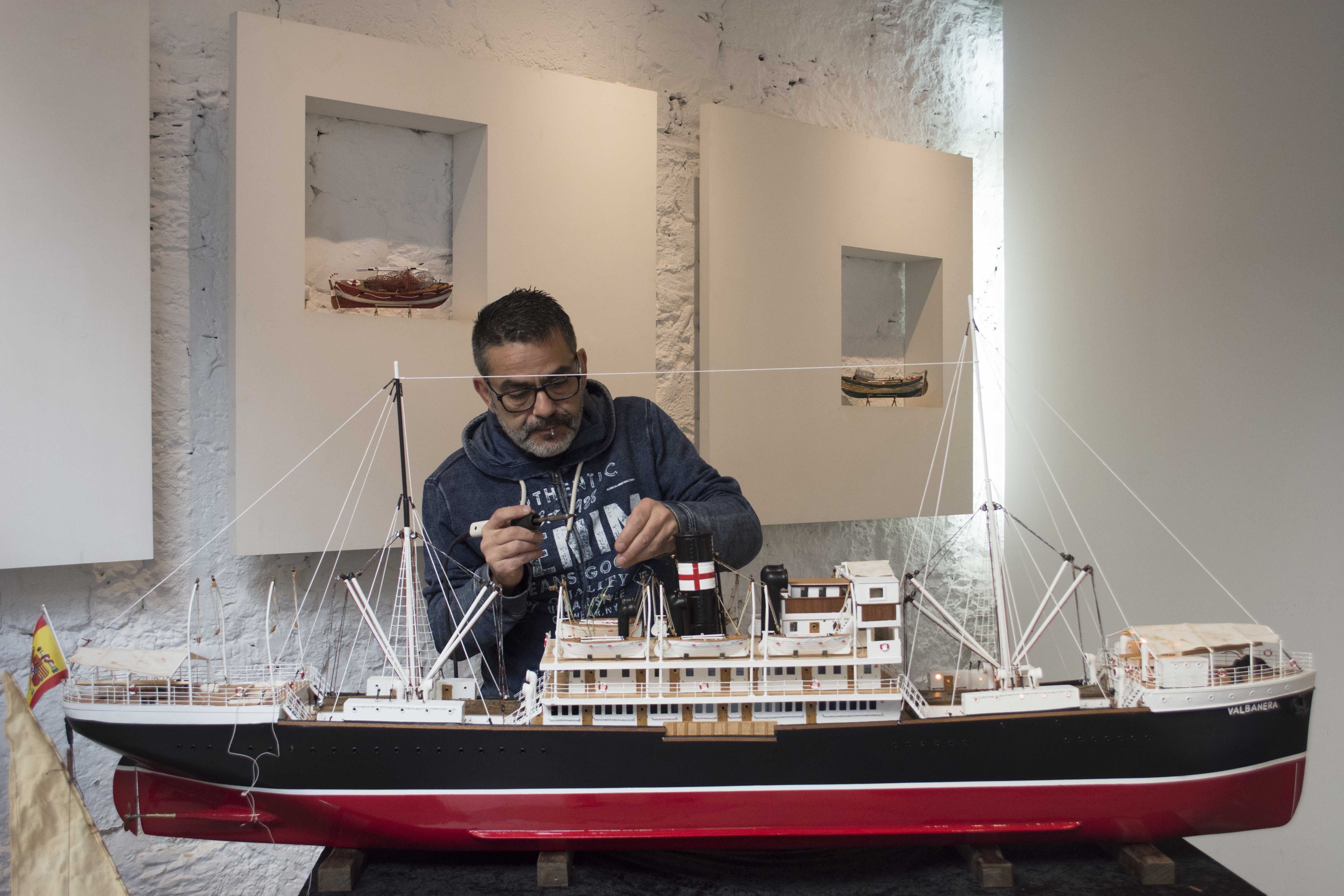 Una maqueta de dos metros del Valbanera y el submarino de Isaac Peral, entre las miniaturas expuestas en La Sala de la Fedac del Cabildo