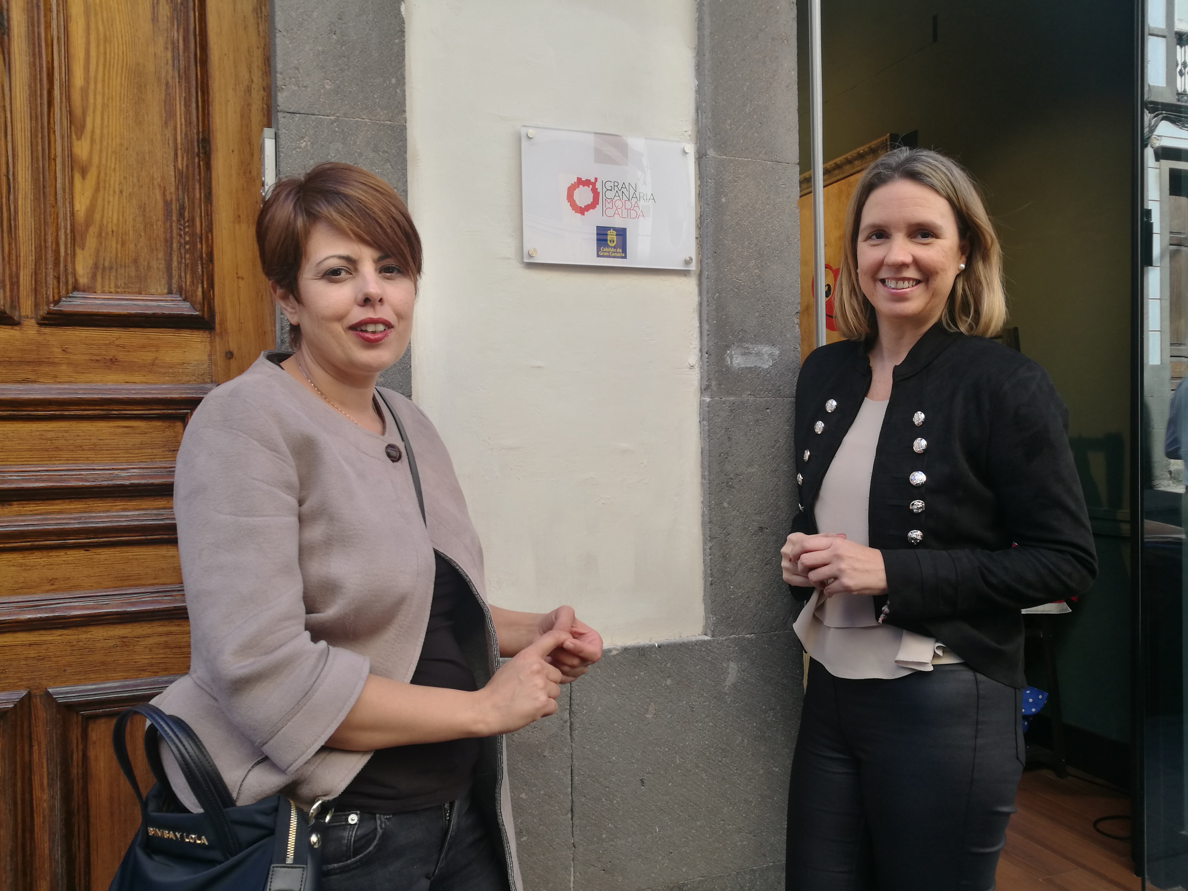 Las tiendas de Chela Clo y La Rana Roja ya lucen placas de Gran Canaria Moda Cálida para hacerse más visibles a los consumidores Las tiendas de Chela Clo y La Rana Roja ya lucen placas de Gran Canaria Moda Cálida para hacerse más visibles a los consumidores