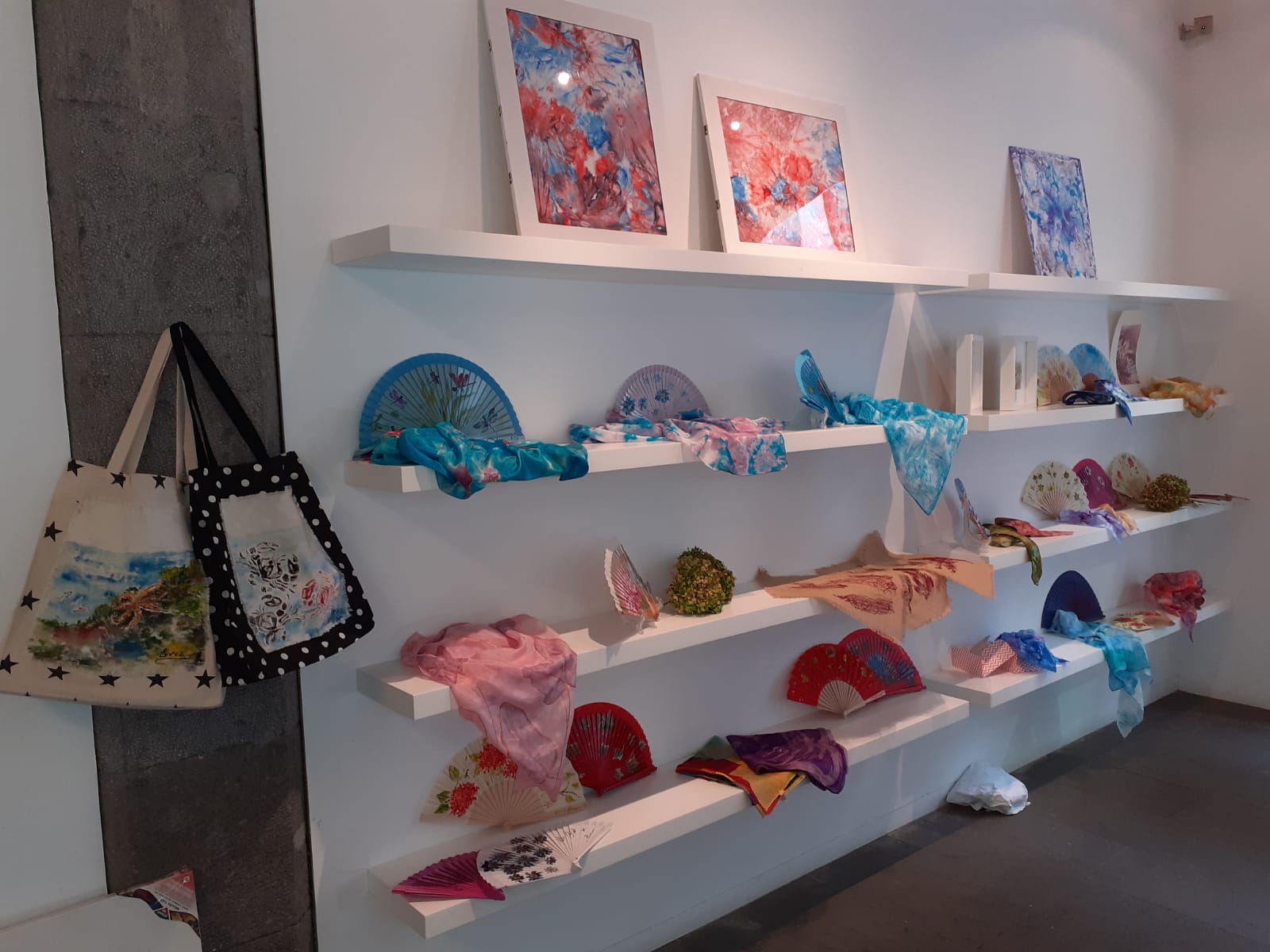 La Sala de la Fedac acoge las prendas decoradas con el tinte natural que ofrece la cochinilla por Elena Robayna